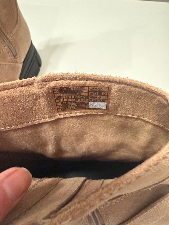 UGG Ashton short Suede Lug Sole Ankle Booties in San size 9 EUC - Picture 4 of 13